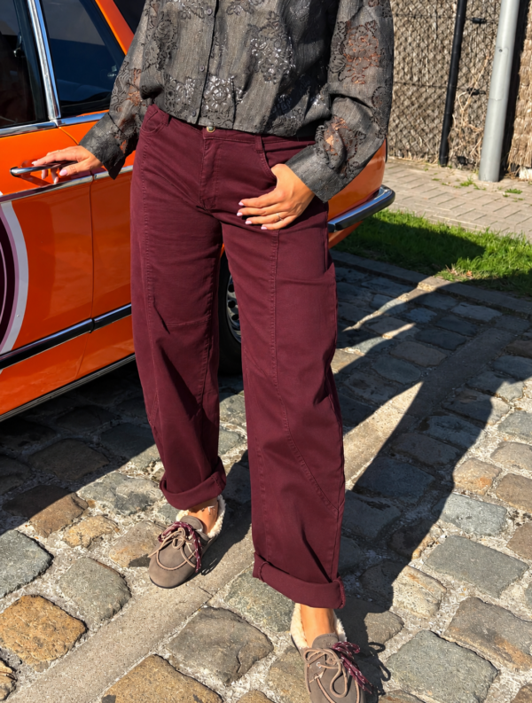 BURGUNDY BAGGY JEANS