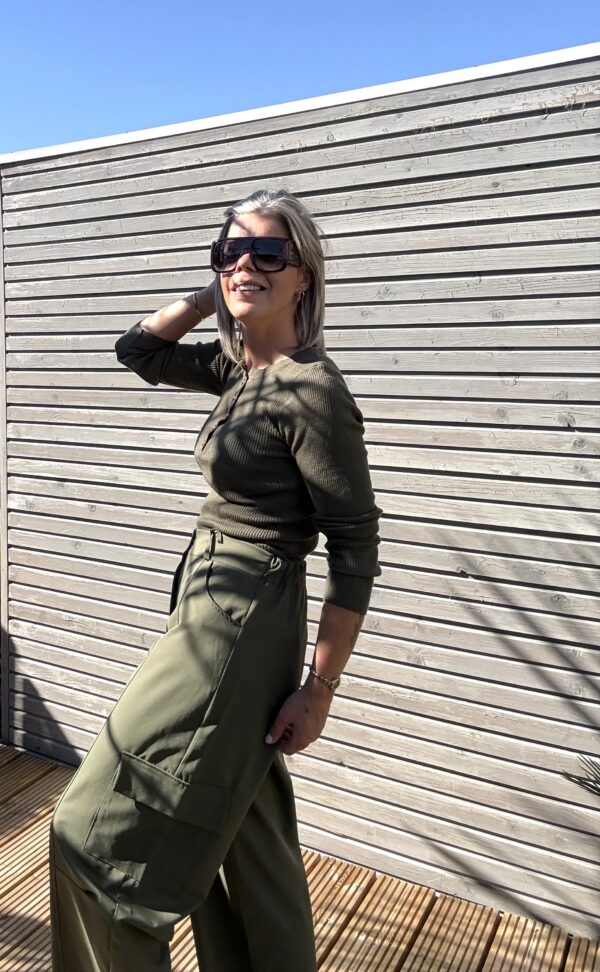 RIBBED BUTTON TOP OLIVE